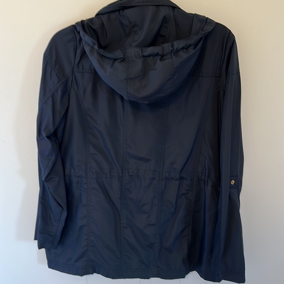 - Michael Kors Jacket Great detailing with gold hardware - Picture 3 of 8